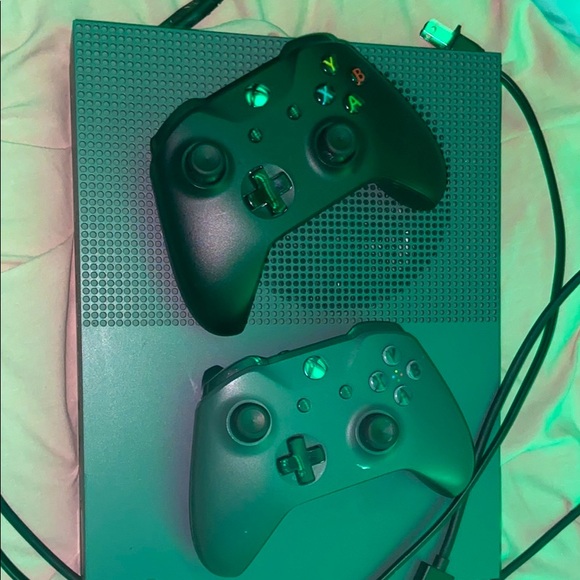 Xbox One S - Picture 1 of 2